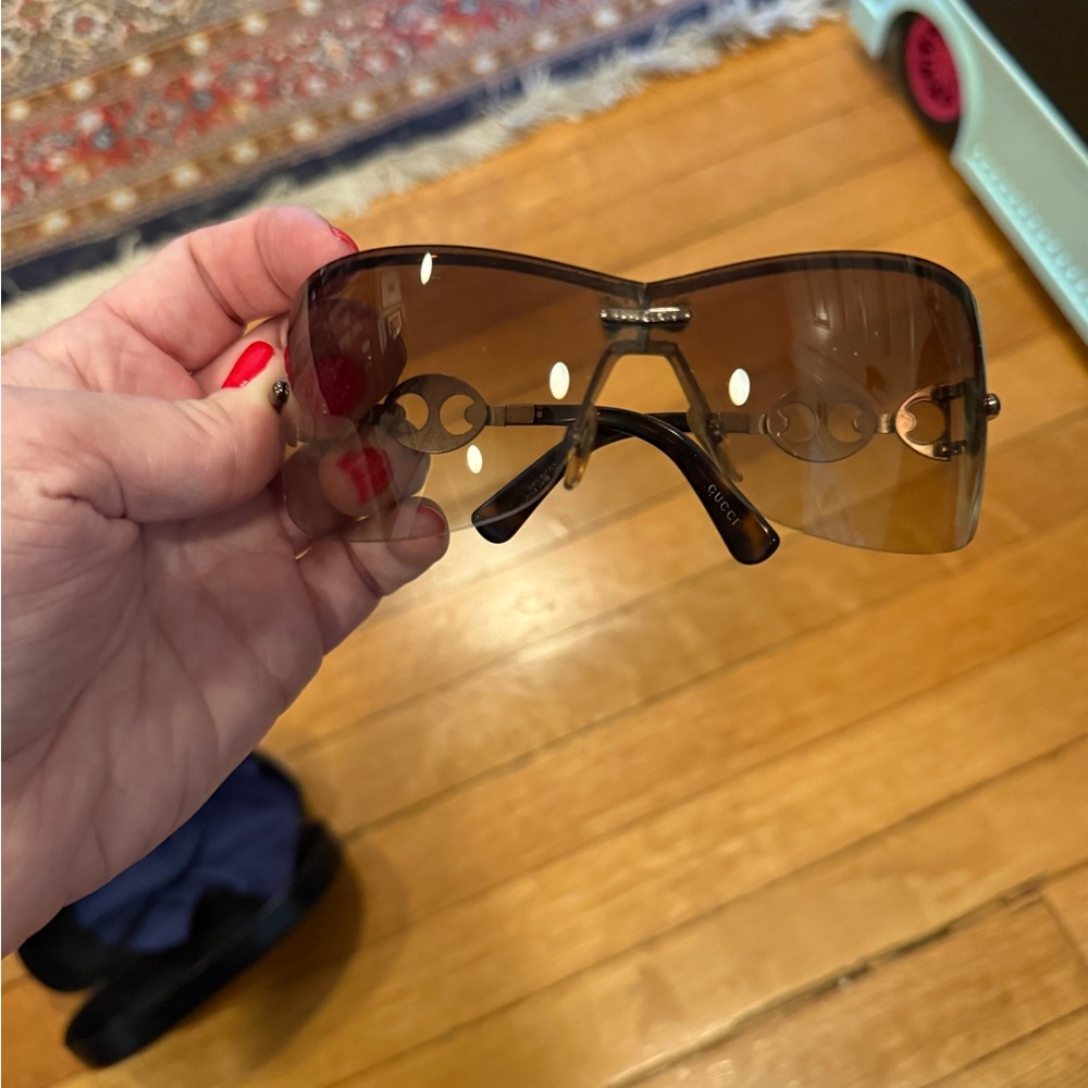 Gucci Women’s Rimless Brown Gradient Shield Sunglasses with Gold Accents - Picture 2 of 11